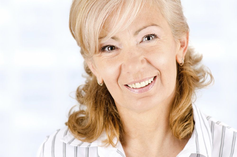 An older woman with a healthy and complete smile